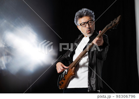 ギタリストの男性 98306796