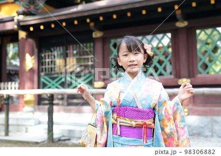 七五三で神社に参拝する7歳の女の子 98306882