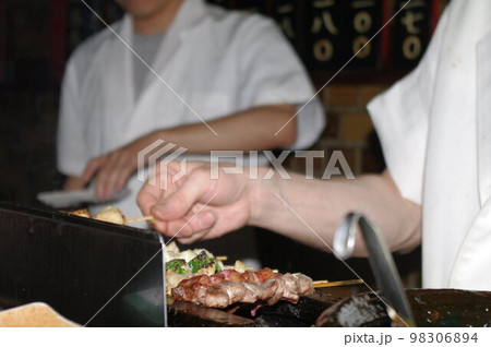 燻煙漂う焼き鳥屋 ビールを片手に焼き上がりを待つ 98306894