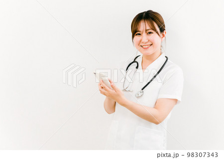 スマホのアプリを使う看護師・介護士・医者・ スマホのアプリを使う看護師・介護士・医者・ 98307343