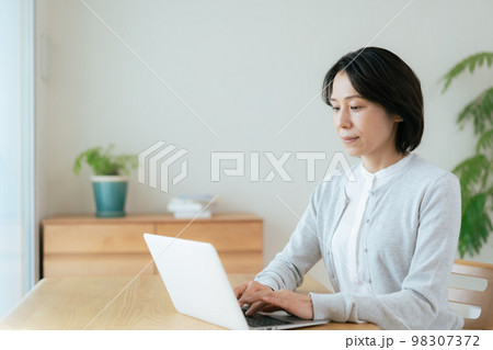 在宅ワークをする女性 98307372