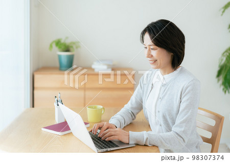 在宅ワークをする女性 98307374