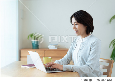 在宅ワークをする女性 98307388