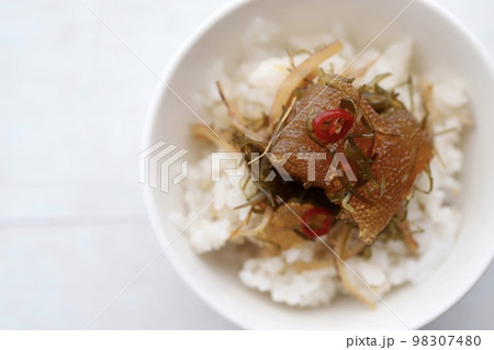 白米に乗せた北海道名産品の数の子松前漬 白米に乗せた北海道名産品の数の子松前漬 98307480