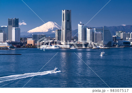 《神奈川県》横浜みなとみらいと富士山の風景 98307517