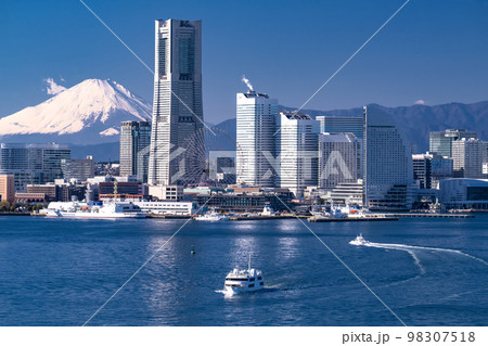 《神奈川県》横浜みなとみらいと富士山の風景 98307518