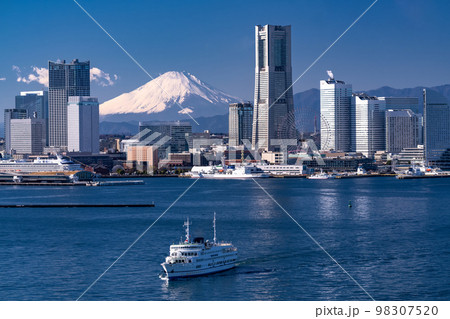 《神奈川県》横浜みなとみらいと富士山の風景 98307520