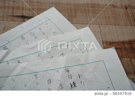 小学校の夏休みの定番。小学3年生の女の子が描いた宿題の読書感想文。 小学校の夏休みの定番。小学3年生の女の子が描いた宿題の読書感想文。 98307916