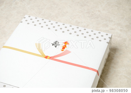 婚礼祝い　ご婚礼のお祝い品、お祝い金のイメージ 98308050