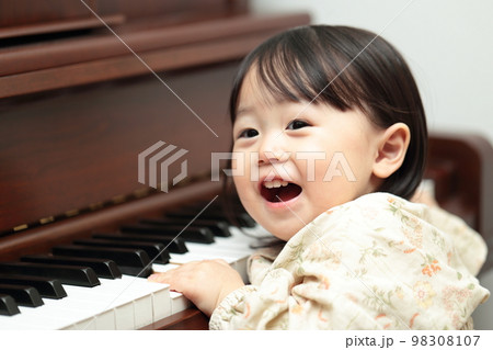 アップライトピアノを弾く1歳の女の子 アップライトピアノを弾く1歳の女の子 98308107