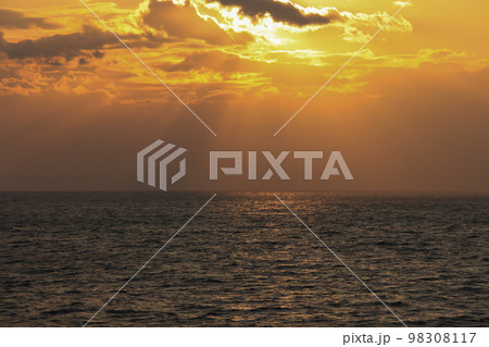 夕日に輝く海 夕日に輝く海 98308117