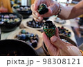 ミャンマー・バガンの伝統的な「バガン塗り」の民芸品 98308121