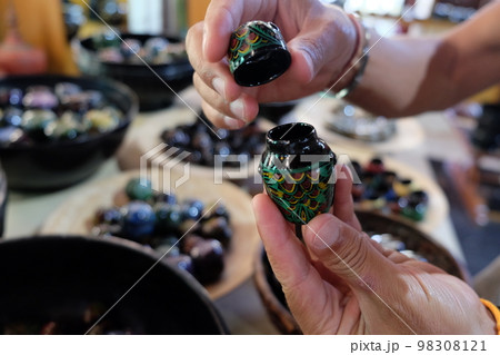 ミャンマー・バガンの伝統的な「バガン塗り」の民芸品 ミャンマー・バガンの伝統的な「バガン塗り」の民芸品 98308121