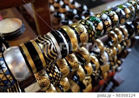 ミャンマー・バガン塗りで作られた美しいバングル 98308124