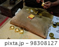 ミャンマー・バガンの民芸品「ミンガラバー」金箔を貼る作業 98308127