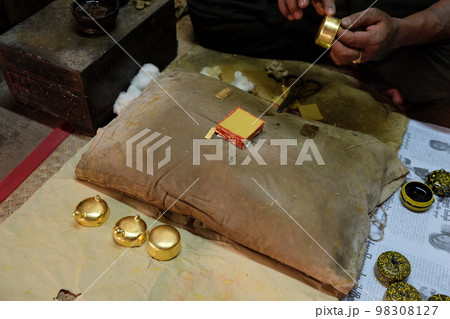 ミャンマー・バガンの民芸品「ミンガラバー」金箔を貼る作業 98308127