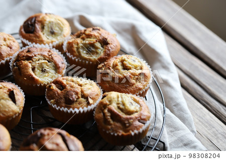 手作りのしっとりチョコバナナマフィン　焼き菓子 98308204
