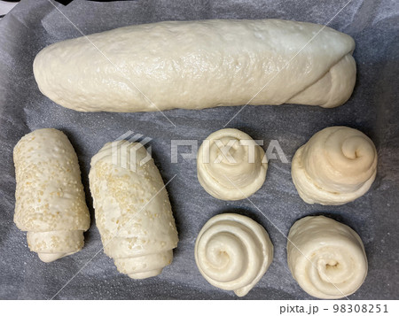 焼き お菓子づくり パンを焼く 98308251