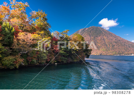 《栃木県》秋の奥日光・紅葉の中禅寺湖《中禅寺湖遊覧船より》 《栃木県》秋の奥日光・紅葉の中禅寺湖《中禅寺湖遊覧船より》 98308278