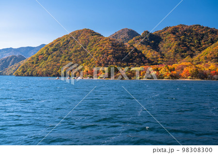 《栃木県》秋の奥日光・紅葉の中禅寺湖《中禅寺湖遊覧船より》 98308300