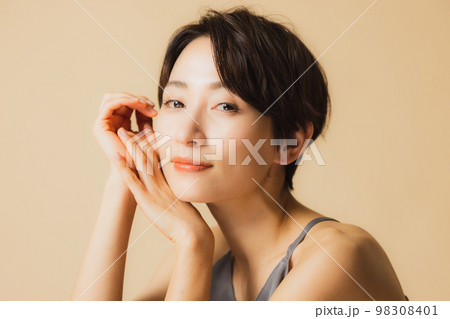 ショートヘアの女性 ショートヘアの女性 98308401