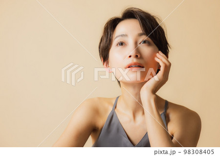 ショートヘアの女性 ショートヘアの女性 98308405