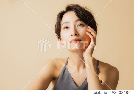 ショートヘアの女性 98308406