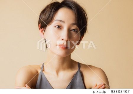 ショートヘアの女性 ショートヘアの女性 98308407