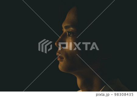 in his twenties  98308435