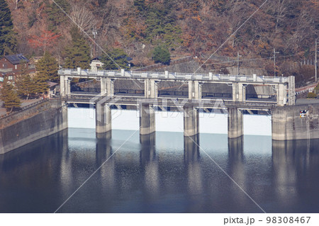 ダム湖の非常用洪水吐 小河内ダム 東京奥多摩 12月 ダム湖の非常用洪水吐 小河内ダム 東京奥多摩 12月 98308467