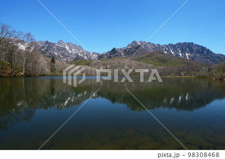 5月の戸隠鏡池は残雪と新緑の時期 5月の戸隠鏡池は残雪と新緑の時期 98308468