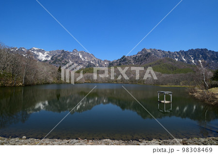 5月の戸隠鏡池は残雪と新緑の時期 98308469