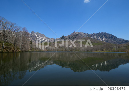 5月の戸隠鏡池は残雪と新緑の時期 5月の戸隠鏡池は残雪と新緑の時期 98308471