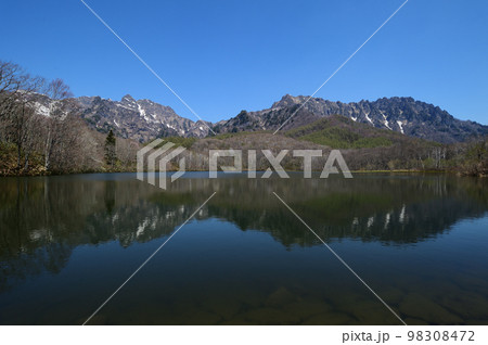5月の戸隠鏡池は残雪と新緑の時期 5月の戸隠鏡池は残雪と新緑の時期 98308472