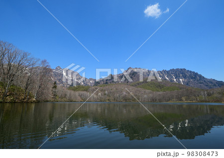 5月の戸隠鏡池は残雪と新緑の時期 98308473