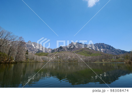 5月の戸隠鏡池は残雪と新緑の時期 98308474