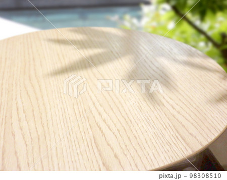 観葉植物の影とカフェのテーブル（合成） 98308510