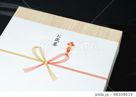 お歳暮　　年末の贈り物、日頃の感謝を込めて贈り物をする日本の習慣 98308619