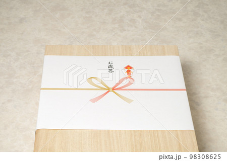 お歳暮 年末の贈り物、日頃の感謝を込めて贈り物をする日本の習慣 お歳暮 年末の贈り物、日頃の感謝を込めて贈り物をする日本の習慣 98308625
