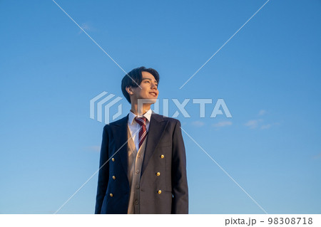 制服を着た男子高校生のファッションスナップ　青空　空バック　学生服　カーディガン　若い　かわいい 98308718