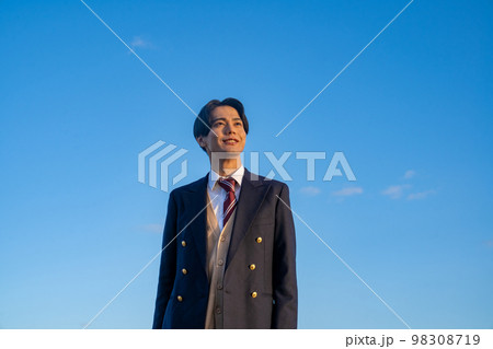 制服を着た男子高校生のファッションスナップ　青空　空バック　学生服　カーディガン　若い　かわいい 98308719