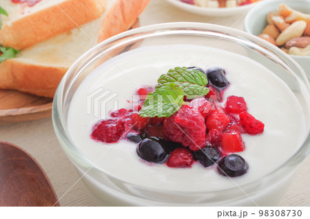 ヨーグルトを食べる女性の手元 98308730