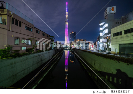 《東京都》映り込むスカイツリーの夜景・十間橋 《東京都》映り込むスカイツリーの夜景・十間橋 98308817