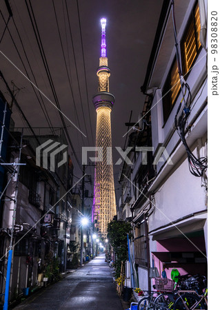 《東京都》スカイツリーの夜景と東京下町の路地 98308820