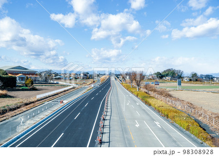 幹線道路の車線を増やす工事 国道17号上武道路下り方向の俯瞰 2022.12下　a-4 クールカラー 98308928
