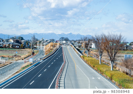 幹線道路の車線を増やす工事 国道17号上武道路下り方向の俯瞰 2022.12下　c-4 クールカラー 98308948