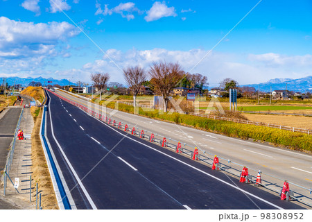 幹線道路の車線を増やす工事 国道17号上武道路下り方向の俯瞰 2022.12下　d-2 高彩度 98308952