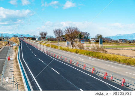 幹線道路の車線を増やす工事 国道17号上武道路下り方向の俯瞰 2022.12下　d-3 ライトトーン 98308953