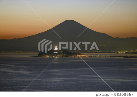 富士山と江の島 冬の夕暮れ【逗子市】大崎公園から 98308967