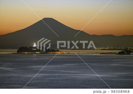 富士山と江の島 冬の夕暮れ【逗子市】大崎公園から 富士山と江の島 冬の夕暮れ【逗子市】大崎公園から 98308968